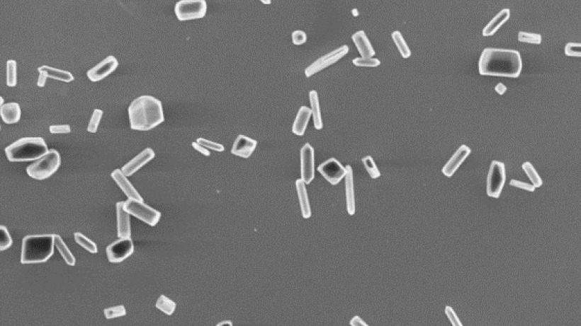 Growing gold nanoparticles on surfaces with controlled shape