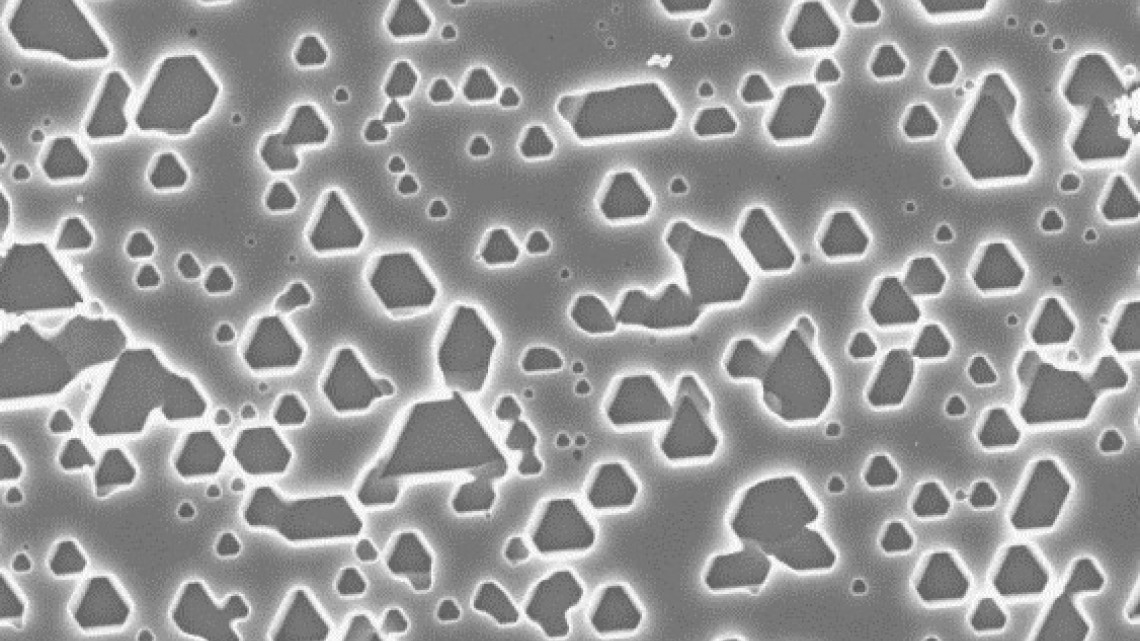 Controlling the structure of gold particles deposited on silicon